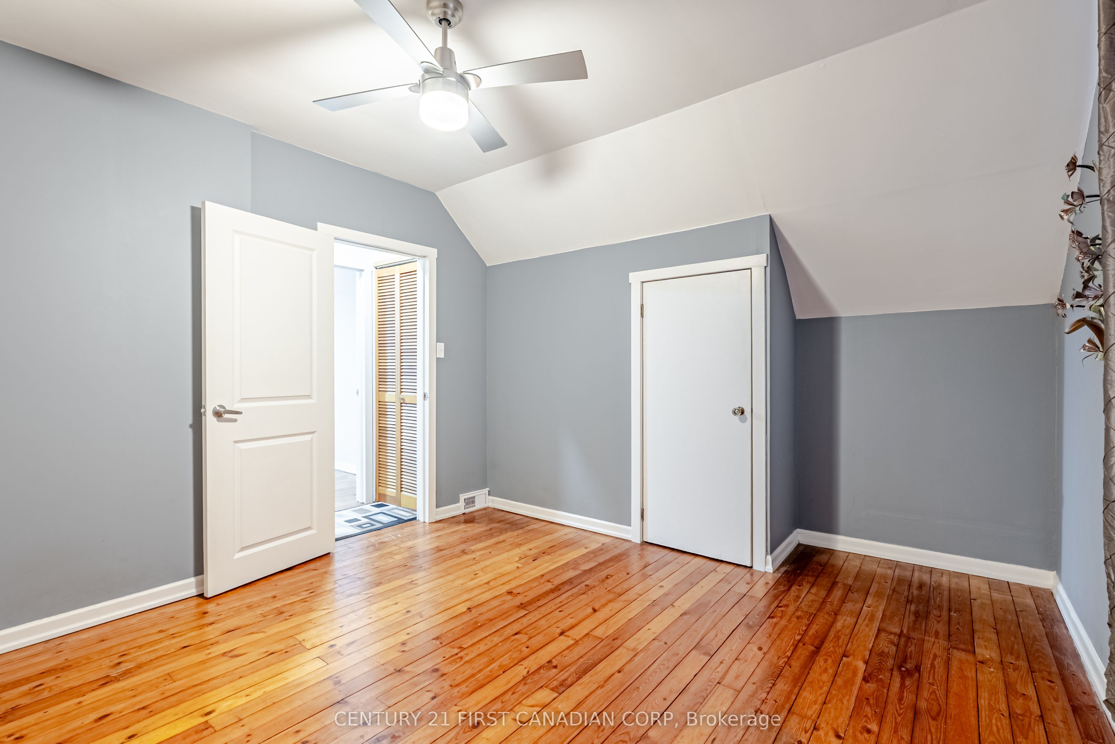 Listing 747 Image